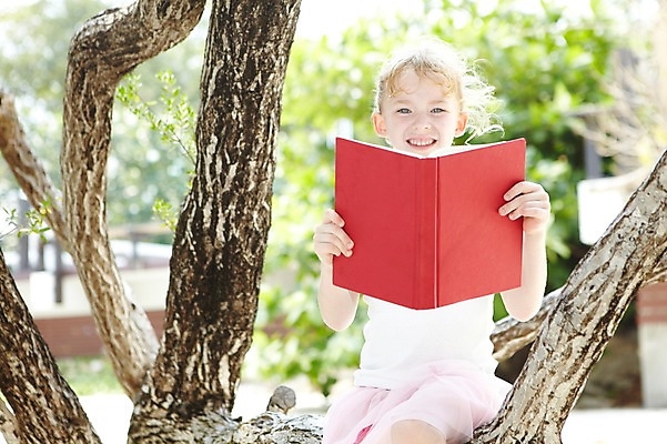 포토 JPG 주간 서양인 외국인 나무 식물 백인 해외기획촬영 라이프스타일 2012년태국 계절 여자 여유 어린이 여행 휴가 휴식 한명 미소 웃음 들기 사람 앉기 소녀 해변 야외 앞모습 아웃포커스 책 여름 여름휴가 바캉스 독서 화목 여자만 여자한명만 어린이만 소녀만 소녀한명만 국내포토 자연요소 1 감정 바다 뷰포인트 컨셉 모션 촬영기법 표정 인종 생활 파일형식 여름_계절