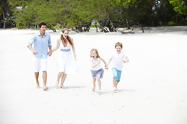 포토 JPG 주간 전신 서양인 외국인 나무 식물 백인 해외기획촬영 라이프스타일 2012년태국 계절 여자 남자 딸 아들 여유 어린이 여행 가족 엄마 휴가 휴식 가족여행 미소 웃음 사람 소녀 소년 여러명 성인 해변 야외 여름 여름휴가 바캉스 부모 모래사장 달리기 걷기 손잡기 화목 산책 자녀 아빠 국내포토 자연요소 감정 바다 다수 컨셉 관계 모션 표정 인종 생활 파일형식 여름_계절