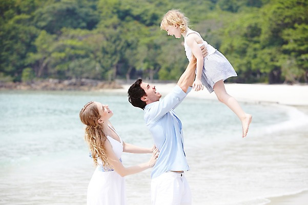 포토 JPG 주간 서양인 외국인 백인 해외기획촬영 라이프스타일 2012년태국 계절 여자 남자 딸 여유 어린이 바다 여행 가족 안기 놀이 엄마 휴가 휴식 가족여행 서기 미소 웃음 사람 소녀 성인 해변 야외 옆모습 아웃포커스 세명 여름 여름휴가 바캉스 부모 화목 자녀 아빠 숲 국내포토 자연요소 감정 뷰포인트 컨셉 관계 모션 촬영기법 표정 인종 생활 파일형식 여름_계절