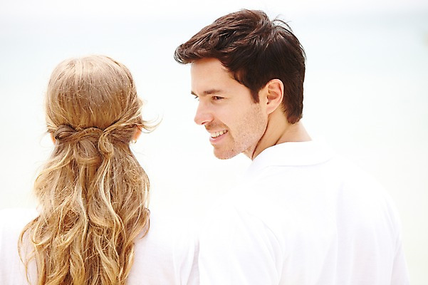 포토 JPG 주간 서양인 외국인 백인 해외기획촬영 라이프스타일 부부 커플 응시 2012년태국 계절 여자 남자 행복 여유 한쌍 여행 휴가 휴식 사랑 미소 웃음 사람 상반신 20대 성인 해변 야외 두명 뒷모습 여름 여름휴가 바캉스 뒤돌아보기 청년만 성인만 국내포토 자연요소 시선 감정 바다 뷰포인트 컨셉 관계 모션 표정 인종 청년 생활 파일형식 여름_계절