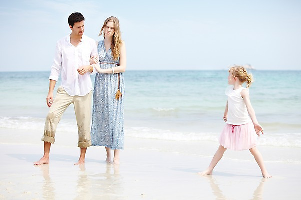 포토 JPG 주간 전신 서양인 외국인 백인 해외기획촬영 라이프스타일 2012년태국 계절 여자 남자 딸 여유 어린이 바다 여행 가족 엄마 휴가 휴식 가족여행 서기 사람 소녀 성인 해변 야외 세명 여름 여름휴가 바캉스 부모 모래사장 화목 자녀 아빠 국내포토 자연요소 감정 컨셉 관계 모션 인종 생활 파일형식 여름_계절