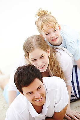 포토 JPG 주간 서양인 외국인 백인 해외기획촬영 라이프스타일 2012년태국 계절 여자 남자 딸 여유 어린이 엎드리기 여행 가족 엄마 휴가 휴식 가족여행 미소 웃음 사람 소녀 성인 해변 야외 아웃포커스 세명 여름 여름휴가 바캉스 부모 모래사장 눕기 화목 자녀 아빠 국내포토 자연요소 감정 바다 컨셉 관계 모션 촬영기법 표정 인종 생활 파일형식 여름_계절