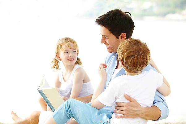 포토 JPG 주간 서양인 외국인 백인 해외기획촬영 라이프스타일 2012년태국 계절 여자 남자 딸 아들 여유 어린이 여행 가족 휴가 휴식 가족여행 미소 웃음 사람 앉기 소녀 소년 성인 해변 야외 옆모습 아웃포커스 책 세명 여름 여름휴가 바캉스 부모 독서 화목 자녀 아빠 그늘 국내포토 자연요소 감정 바다 뷰포인트 컨셉 관계 모션 촬영기법 표정 인종 생활 파일형식 여름_계절