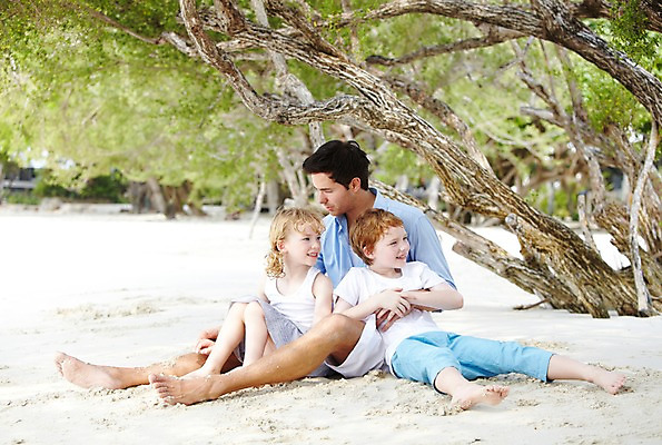 포토 JPG 주간 전신 서양인 외국인 나무 식물 백인 해외기획촬영 라이프스타일 2012년태국 계절 여자 남자 딸 아들 여유 어린이 여행 가족 휴가 휴식 가족여행 미소 웃음 사람 앉기 소녀 소년 성인 해변 야외 아웃포커스 세명 여름 여름휴가 바캉스 부모 모래사장 화목 자녀 아빠 그늘 국내포토 자연요소 감정 바다 컨셉 관계 모션 촬영기법 표정 인종 생활 파일형식 여름_계절