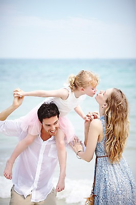 포토 JPG 주간 서양인 외국인 백인 해외기획촬영 라이프스타일 2012년태국 계절 여자 남자 딸 여유 어린이 바다 여행 가족 엄마 휴가 휴식 가족여행 키스 서기 미소 웃음 사람 소녀 성인 해변 야외 아웃포커스 세명 여름 여름휴가 바캉스 부모 화목 자녀 목말 아빠 국내포토 자연요소 감정 컨셉 관계 모션 촬영기법 표정 인종 생활 애정표현 파일형식 여름_계절