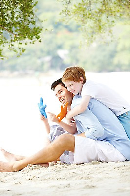 포토 JPG 주간 전신 서양인 외국인 나무 식물 백인 해외기획촬영 라이프스타일 2012년태국 계절 남자 아들 여유 어린이 여행 가족 놀이 휴가 휴식 가족여행 불가사리 서기 미소 웃음 사람 앉기 소년 성인 해변 야외 두명 옆모습 아웃포커스 여름 여름휴가 바캉스 부모 모래사장 화목 자녀 아빠 그늘 부자지간 남자만 국내포토 자연요소 감정 바다 뷰포인트 컨셉 관계 모션 극피동물 촬영기법 표정 인종 생활 파일형식 여름_계절