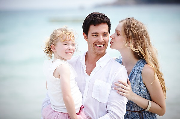 포토 JPG 주간 서양인 외국인 백인 해외기획촬영 라이프스타일 2012년태국 계절 여자 남자 딸 여유 어린이 여행 가족 안기 엄마 휴가 휴식 가족여행 키스 미소 웃음 사람 소녀 상반신 성인 해변 야외 아웃포커스 세명 여름 여름휴가 바캉스 부모 화목 자녀 아빠 국내포토 자연요소 감정 바다 컨셉 관계 모션 촬영기법 표정 인종 생활 애정표현 파일형식 여름_계절