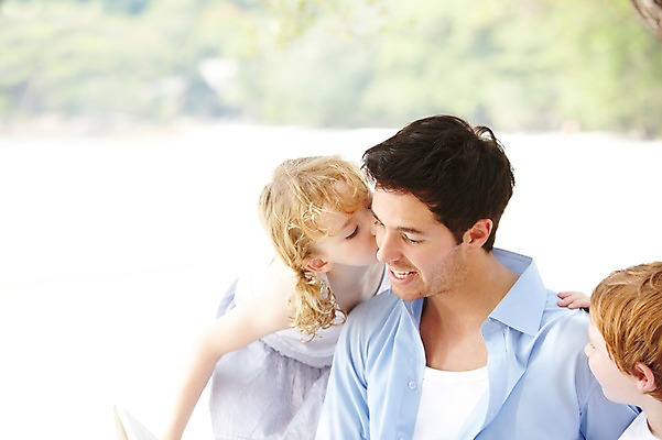 포토 JPG 주간 서양인 외국인 백인 해외기획촬영 라이프스타일 2012년태국 계절 여자 남자 딸 아들 여유 어린이 여행 가족 휴가 휴식 가족여행 키스 미소 웃음 사람 소녀 소년 성인 해변 야외 아웃포커스 세명 여름 여름휴가 바캉스 부모 화목 자녀 아빠 그늘 국내포토 자연요소 감정 바다 컨셉 관계 촬영기법 표정 인종 생활 애정표현 파일형식 여름_계절