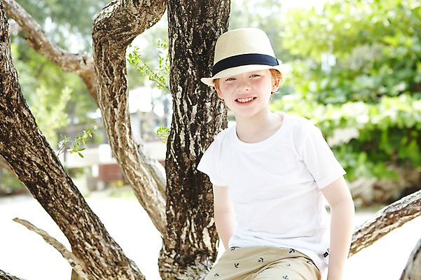 포토 JPG 주간 서양인 외국인 나무 식물 백인 해외기획촬영 모자 라이프스타일 2012년태국 계절 남자 여유 어린이 여행 휴가 휴식 한명 미소 웃음 사람 앉기 소년 해변 야외 앞모습 아웃포커스 여름 여름휴가 바캉스 화목 남자만 남자한명만 어린이만 소년만 소년한명만 국내포토 자연요소 1 잡화 감정 바다 뷰포인트 컨셉 모션 촬영기법 표정 인종 생활 파일형식 여름_계절