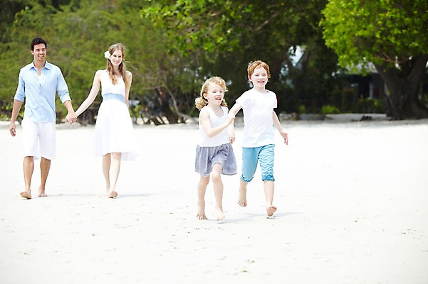 포토 JPG 주간 전신 서양인 외국인 나무 식물 백인 해외기획촬영 라이프스타일 2012년태국 계절 여자 남자 딸 아들 여유 어린이 여행 가족 엄마 휴가 휴식 가족여행 미소 웃음 사람 소녀 소년 여러명 성인 해변 야외 여름 여름휴가 바캉스 부모 모래사장 달리기 걷기 손잡기 화목 산책 자녀 아빠 국내포토 자연요소 감정 바다 다수 컨셉 관계 모션 표정 인종 생활 파일형식 여름_계절