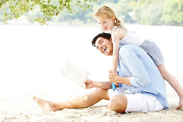 포토 JPG 주간 전신 서양인 외국인 나무 식물 백인 해외기획촬영 라이프스타일 2012년태국 계절 여자 남자 딸 여유 어린이 여행 가족 놀이 휴가 휴식 가족여행 서기 미소 웃음 사람 앉기 소녀 성인 해변 야외 두명 옆모습 아웃포커스 책 여름 여름휴가 바캉스 부모 모래사장 독서 화목 자녀 아빠 그늘 부녀 국내포토 자연요소 감정 바다 뷰포인트 컨셉 관계 모션 촬영기법 표정 인종 생활 파일형식 여름_계절