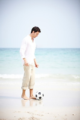 포토 JPG 주간 전신 서양인 외국인 백인 해외기획촬영 라이프스타일 2012년태국 계절 남자 여유 파도 바다 여행 축구공 공 놀이 하늘 휴가 한명 서기 사람 20대 성인 해변 야외 옆모습 여름 여름휴가 바캉스 모래사장 운동 축구 화목 즐거움 남자만 남자한명만 성인남자만 청년만 청년남자만 청년남자한명만 성인한명만 성인남자한명만 성인만 국내포토 자연요소 1 감정 뷰포인트 컨셉 축구용품 모션 건강 인종 청년 생활 구기 파일형식 여름_계절