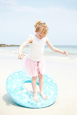 포토 JPG 주간 전신 서양인 외국인 백인 구름 해외기획촬영 라이프스타일 2012년태국 계절 여자 여유 어린이 바다 여행 장난 물놀이 놀이 하늘 휴가 한명 서기 사람 소녀 해변 야외 앞모습 여름 여름휴가 바캉스 모래사장 놀이용품 화목 즐거움 밟기 튜브 여자만 여자한명만 어린이만 소녀만 소녀한명만 국내포토 자연요소 1 감정 뷰포인트 컨셉 모션 인종 생활 오브젝트 파일형식 여름_계절