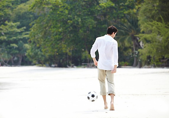 포토 JPG 주간 전신 서양인 외국인 백인 해외기획촬영 라이프스타일 2012년태국 계절 남자 여유 여행 축구공 공 놀이 휴가 한명 서기 사람 20대 성인 해변 야외 뒷모습 아웃포커스 여름 여름휴가 바캉스 모래사장 운동 축구 화목 숲 즐거움 남자만 남자한명만 성인남자만 청년만 청년남자만 청년남자한명만 성인한명만 성인남자한명만 성인만 국내포토 자연요소 1 감정 바다 뷰포인트 컨셉 축구용품 모션 촬영기법 건강 인종 청년 생활 구기 파일형식 여름_계절