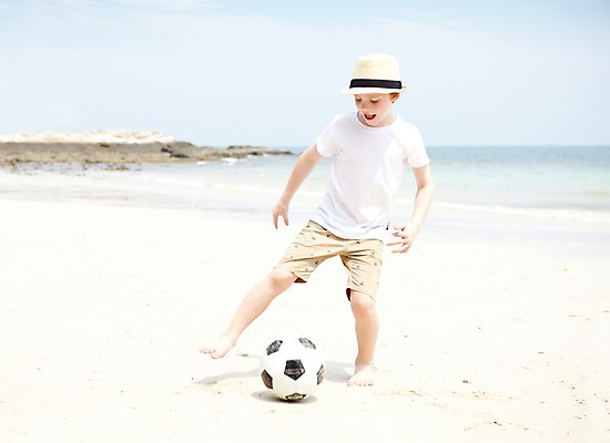 포토 JPG 주간 전신 서양인 외국인 백인 구름 해외기획촬영 모자 라이프스타일 2012년태국 계절 남자 여유 어린이 바다 여행 축구공 공 놀이 하늘 휴가 한명 서기 사람 소년 해변 야외 앞모습 여름 여름휴가 바캉스 모래사장 운동 축구 화목 즐거움 드리블 남자만 남자한명만 어린이만 소년만 소년한명만 국내포토 자연요소 1 잡화 감정 뷰포인트 컨셉 축구용품 모션 건강 인종 생활 구기 파일형식 여름_계절