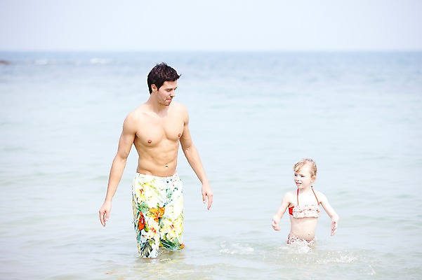 포토 JPG 주간 서양인 외국인 백인 해외기획촬영 라이프스타일 2012년태국 계절 여자 남자 수영복 딸 여유 어린이 바다 여행 가족 물놀이 휴가 가족여행 서기 사람 소녀 성인 해변 야외 두명 앞모습 여름 여름휴가 바캉스 부모 화목 자녀 아빠 즐거움 부녀 국내포토 자연요소 옷 감정 뷰포인트 컨셉 관계 모션 놀이 인종 생활 파일형식 여름_계절