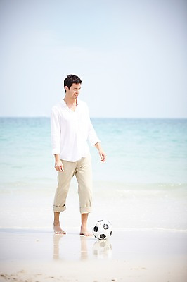 포토 JPG 주간 전신 서양인 외국인 백인 해외기획촬영 라이프스타일 2012년태국 계절 남자 여유 바다 여행 축구공 공 놀이 하늘 휴가 한명 서기 사람 20대 성인 해변 야외 여름 여름휴가 바캉스 모래사장 운동 축구 화목 즐거움 남자만 남자한명만 성인남자만 청년만 청년남자만 청년남자한명만 성인한명만 성인남자한명만 성인만 국내포토 자연요소 1 감정 컨셉 축구용품 모션 건강 인종 청년 생활 구기 파일형식 여름_계절