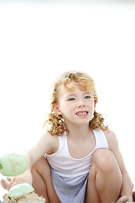 포토 JPG 주간 서양인 외국인 백인 해외기획촬영 라이프스타일 2012년태국 계절 여자 여유 어린이 여행 놀이 휴가 한명 미소 웃음 사람 앉기 소녀 해변 야외 앞모습 여름 여름휴가 바캉스 장난감 놀이용품 화목 즐거움 모래놀이 여자만 여자한명만 어린이만 소녀만 소녀한명만 국내포토 자연요소 1 감정 모래 바다 뷰포인트 컨셉 모션 표정 인종 생활 오브젝트 파일형식 여름_계절