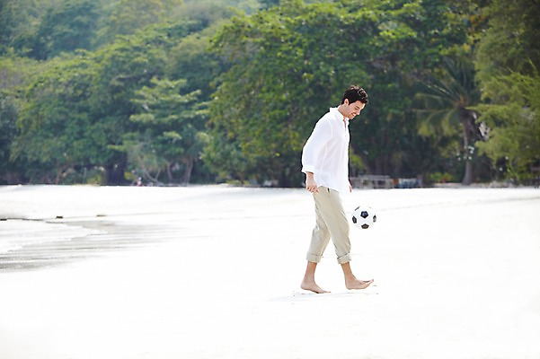 포토 JPG 주간 전신 서양인 외국인 백인 해외기획촬영 라이프스타일 2012년태국 계절 남자 여유 바다 여행 축구공 공 놀이 휴가 한명 서기 미소 웃음 사람 20대 성인 해변 야외 옆모습 아웃포커스 여름 여름휴가 바캉스 모래사장 운동 축구 화목 숲 즐거움 드리블 남자만 남자한명만 성인남자만 청년만 청년남자만 청년남자한명만 성인한명만 성인남자한명만 성인만 국내포토 자연요소 1 감정 뷰포인트 컨셉 축구용품 모션 촬영기법 표정 건강 인종 청년 생활 구기 파일형식 여름_계절