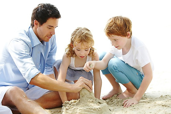 포토 JPG 주간 서양인 외국인 백인 해외기획촬영 라이프스타일 2012년태국 계절 여자 남자 딸 아들 여유 어린이 모래 여행 장난 가족 놀이 휴가 가족여행 사람 앉기 소녀 소년 성인 해변 야외 세명 여름 여름휴가 바캉스 부모 모래사장 화목 자녀 아빠 즐거움 만들기 모래성 모래놀이 국내포토 자연요소 감정 바다 컨셉 관계 모션 인종 생활 파일형식 여름_계절