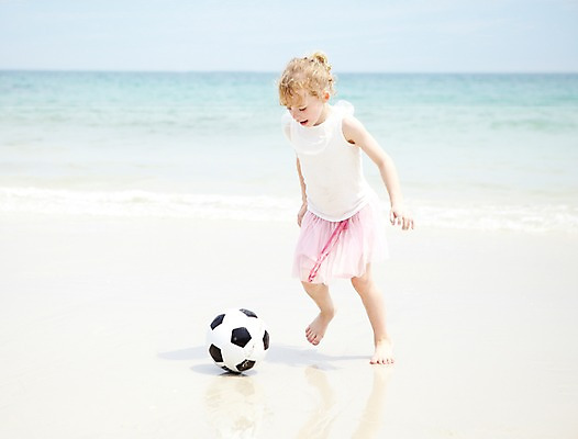 포토 JPG 주간 전신 서양인 외국인 백인 해외기획촬영 라이프스타일 2012년태국 계절 여자 여유 어린이 파도 바다 여행 축구공 공 놀이 하늘 휴가 한명 사람 소녀 해변 야외 앞모습 여름 여름휴가 바캉스 모래사장 달리기 운동 축구 화목 즐거움 여자만 여자한명만 어린이만 소녀만 소녀한명만 국내포토 자연요소 1 감정 뷰포인트 컨셉 축구용품 모션 건강 인종 생활 구기 파일형식 여름_계절