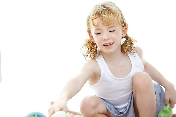 포토 JPG 주간 서양인 외국인 백인 해외기획촬영 라이프스타일 2012년태국 계절 여자 여유 어린이 여행 놀이 휴가 한명 미소 웃음 사람 앉기 소녀 해변 야외 앞모습 여름 여름휴가 바캉스 장난감 놀이용품 화목 즐거움 모래놀이 여자만 여자한명만 어린이만 소녀만 소녀한명만 국내포토 자연요소 1 감정 모래 바다 뷰포인트 컨셉 모션 표정 인종 생활 오브젝트 파일형식 여름_계절