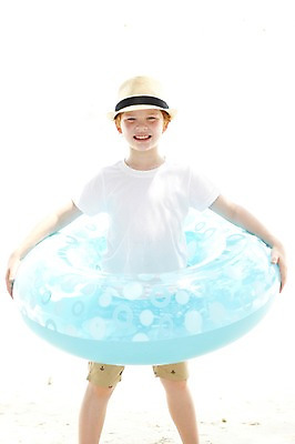 포토 JPG 주간 서양인 외국인 백인 해외기획촬영 모자 라이프스타일 2012년태국 계절 남자 여유 어린이 여행 물놀이 휴가 한명 서기 미소 웃음 사람 소년 해변 야외 앞모습 여름 여름휴가 바캉스 놀이용품 화목 즐거움 튜브 남자만 남자한명만 어린이만 소년만 소년한명만 국내포토 자연요소 1 잡화 감정 바다 뷰포인트 컨셉 모션 놀이 표정 인종 생활 오브젝트 파일형식 여름_계절