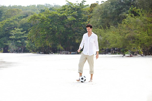 포토 JPG 주간 전신 서양인 외국인 백인 해외기획촬영 라이프스타일 2012년태국 계절 남자 여유 여행 축구공 공 놀이 휴가 한명 서기 사람 20대 성인 해변 야외 앞모습 아웃포커스 여름 여름휴가 바캉스 모래사장 운동 축구 화목 숲 즐거움 남자만 남자한명만 성인남자만 청년만 청년남자만 청년남자한명만 성인한명만 성인남자한명만 성인만 국내포토 자연요소 1 감정 바다 뷰포인트 컨셉 축구용품 모션 촬영기법 건강 인종 청년 생활 구기 파일형식 여름_계절