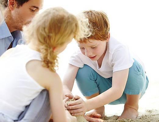 포토 JPG 주간 서양인 외국인 백인 해외기획촬영 라이프스타일 2012년태국 계절 여자 남자 딸 아들 여유 어린이 모래 여행 장난 가족 놀이 휴가 가족여행 사람 앉기 소녀 소년 성인 해변 야외 아웃포커스 세명 여름 여름휴가 바캉스 부모 모래사장 화목 자녀 아빠 즐거움 만들기 모래성 모래놀이 국내포토 자연요소 감정 바다 컨셉 관계 모션 촬영기법 인종 생활 파일형식 여름_계절