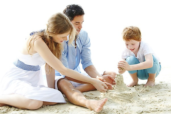 포토 JPG 주간 전신 서양인 외국인 백인 해외기획촬영 라이프스타일 2012년태국 계절 여자 남자 아들 여유 어린이 모래 여행 장난 가족 놀이 엄마 휴가 가족여행 사람 앉기 소년 성인 해변 야외 세명 여름 여름휴가 바캉스 부모 모래사장 화목 자녀 아빠 즐거움 만들기 모래성 모래놀이 국내포토 자연요소 감정 바다 컨셉 관계 모션 인종 생활 파일형식 여름_계절