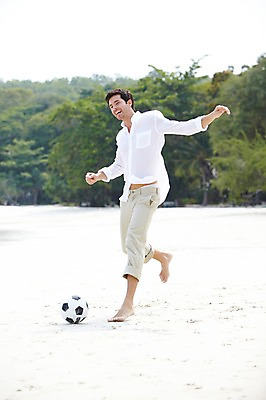 포토 JPG 주간 전신 서양인 외국인 백인 해외기획촬영 라이프스타일 2012년태국 계절 남자 여유 여행 축구공 공 놀이 휴가 한명 서기 미소 웃음 사람 20대 성인 해변 야외 옆모습 아웃포커스 여름 여름휴가 바캉스 모래사장 운동 축구 화목 킥 숲 즐거움 남자만 남자한명만 성인남자만 청년만 청년남자만 청년남자한명만 성인한명만 성인남자한명만 성인만 국내포토 자연요소 1 감정 바다 뷰포인트 컨셉 축구용품 모션 촬영기법 표정 건강 인종 청년 생활 구기 파일형식 여름_계절