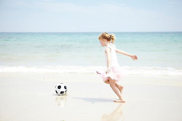 포토 JPG 주간 전신 서양인 외국인 백인 구름 해외기획촬영 라이프스타일 2012년태국 계절 여자 여유 어린이 파도 바다 여행 축구공 공 놀이 하늘 휴가 한명 사람 소녀 해변 야외 옆모습 여름 여름휴가 바캉스 모래사장 달리기 운동 축구 화목 즐거움 여자만 여자한명만 어린이만 소녀만 소녀한명만 국내포토 자연요소 1 감정 뷰포인트 컨셉 축구용품 모션 건강 인종 생활 구기 파일형식 여름_계절