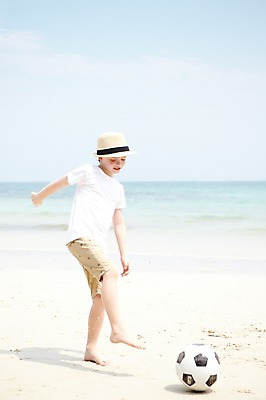 포토 JPG 주간 전신 서양인 외국인 백인 구름 해외기획촬영 모자 라이프스타일 2012년태국 계절 남자 여유 어린이 바다 여행 축구공 공 놀이 하늘 휴가 한명 서기 사람 소년 해변 야외 옆모습 여름 여름휴가 바캉스 모래사장 운동 축구 화목 킥 즐거움 남자만 남자한명만 어린이만 소년만 소년한명만 국내포토 자연요소 1 잡화 감정 뷰포인트 컨셉 축구용품 모션 건강 인종 생활 구기 파일형식 여름_계절