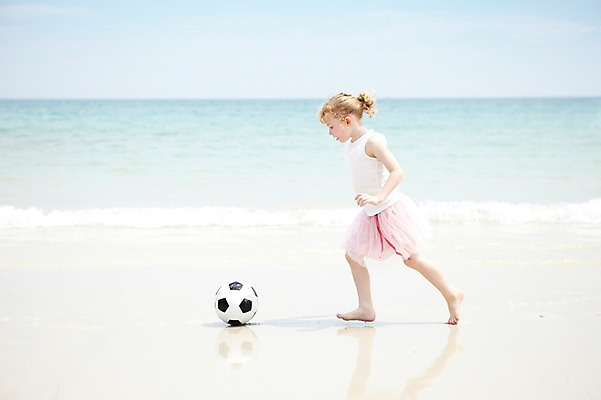 포토 JPG 주간 전신 서양인 외국인 백인 해외기획촬영 라이프스타일 2012년태국 계절 여자 여유 어린이 파도 바다 여행 축구공 공 놀이 하늘 휴가 한명 사람 소녀 해변 야외 옆모습 여름 여름휴가 바캉스 모래사장 달리기 운동 축구 화목 즐거움 여자만 여자한명만 어린이만 소녀만 소녀한명만 국내포토 자연요소 1 감정 뷰포인트 컨셉 축구용품 모션 건강 인종 생활 구기 파일형식 여름_계절