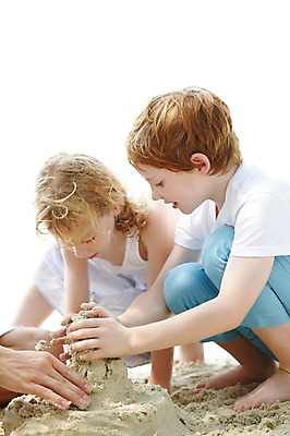 포토 JPG 주간 서양인 외국인 백인 해외기획촬영 라이프스타일 2012년태국 계절 여자 남자 여유 어린이 모래 여행 장난 가족 놀이 휴가 남매 사람 앉기 소녀 소년 해변 야외 두명 옆모습 여름 여름휴가 바캉스 모래사장 화목 즐거움 만들기 모래성 모래놀이 어린이만 국내포토 자연요소 감정 바다 뷰포인트 컨셉 관계 모션 인종 생활 파일형식 여름_계절