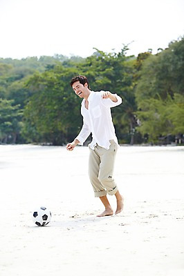 포토 JPG 주간 전신 서양인 외국인 백인 해외기획촬영 라이프스타일 2012년태국 계절 남자 여유 여행 축구공 공 놀이 휴가 한명 서기 미소 웃음 사람 20대 성인 해변 야외 옆모습 아웃포커스 여름 여름휴가 바캉스 모래사장 운동 축구 화목 숲 즐거움 남자만 남자한명만 성인남자만 청년만 청년남자만 청년남자한명만 성인한명만 성인남자한명만 성인만 국내포토 자연요소 1 감정 바다 뷰포인트 컨셉 축구용품 모션 촬영기법 표정 건강 인종 청년 생활 구기 파일형식 여름_계절