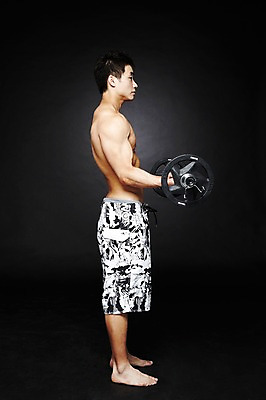 포토 JPG 스튜디오촬영 전신 라이프스타일 남자 맨라이프 포즈 몸매관리 반바지 모션 맨발 검은배경 근육 상의탈의 실내 건강 한명 서기 들기 사람 동양인 20대 성인 옆모습 운동 건강관리 운동기구 헬스 한국인 역기 웨이트트레이닝 팔운동 헬스동작 벤치프레스 남자만 남자한명만 성인남자만 청년만 청년남자만 청년남자한명만 성인한명만 성인남자한명만 성인만 국내포토 1 뷰포인트 백그라운드 다이어트 바지 발 탈의 관리 인종 청년 내부 생활 검은색 파일형식