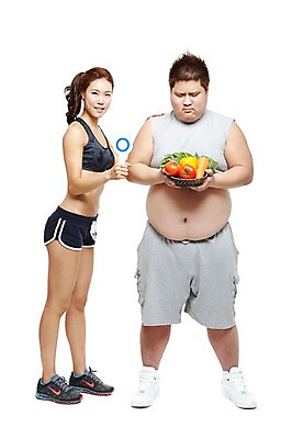 포토 JPG 스튜디오촬영 전신 라이프스타일 여자 남자 음식 운동화 몸매관리 다이어트 토마토 채소 피망 실내 건강 식이요법 서기 들기 누끼 사람 동양인 20대 성인 두명 앞모습 옆모습 운동복 소쿠리 건강관리 당근 팻말 한국인 탱크톱 비만 트레이너 채식 개인지도 복부비만 뱃살 청년만 성인만 국내포토 옷 뷰포인트 신발 상의 모션 뿌리채소 프레임 관리 인종 청년 내부 생활 바구니 헬스 몸매 연습 파일형식