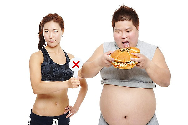 포토 JPG 스튜디오촬영 라이프스타일 여자 남자 음식 몸매관리 다이어트 패스트푸드 실내 건강 들기 누끼 사람 동양인 상반신 20대 성인 두명 앞모습 운동복 건강관리 팻말 한국인 금지 햄버거 X 탱크톱 먹기 비만 연습 트레이너 군것질 개인지도 고칼로리 복부비만 뱃살 청년만 성인만 국내포토 알파벳 옷 뷰포인트 상의 모션 디저트 프레임 관리 인종 청년 내부 생활 헬스 인스턴트 몸매 칼로리 파일형식