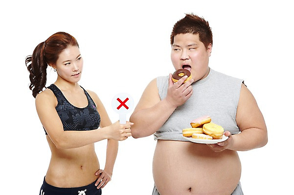 포토 JPG 스튜디오촬영 라이프스타일 접시 여자 남자 음식 빵 몸매관리 다이어트 실내 건강 들기 누끼 사람 동양인 상반신 20대 성인 두명 앞모습 운동복 건강관리 팻말 한국인 금지 도넛 X 탱크톱 먹기 비만 연습 트레이너 군것질 개인지도 고칼로리 복부비만 뱃살 청년만 성인만 국내포토 식기 알파벳 옷 뷰포인트 상의 모션 디저트 프레임 관리 인종 청년 내부 생활 헬스 몸매 칼로리 파일형식