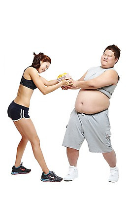 포토 JPG 스튜디오촬영 전신 라이프스타일 여자 남자 음식 운동화 몸매관리 다이어트 실내 건강 서기 들기 누끼 사람 동양인 20대 성인 두명 옆모습 운동복 건강관리 한국인 탱크톱 비만 연습 트레이너 싸움 군것질 개인지도 고칼로리 복부비만 뱃살 나초 나쵸 청년만 성인만 뺏기 국내포토 옷 뷰포인트 신발 상의 모션 디저트 관리 인종 청년 내부 생활 헬스 몸매 칼로리 파일형식