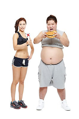 포토 JPG 스튜디오촬영 전신 라이프스타일 여자 남자 음식 운동화 몸매관리 다이어트 패스트푸드 실내 건강 서기 들기 누끼 사람 동양인 20대 성인 두명 앞모습 운동복 건강관리 팻말 한국인 금지 햄버거 X 탱크톱 먹기 비만 연습 트레이너 군것질 개인지도 고칼로리 복부비만 뱃살 청년만 성인만 국내포토 알파벳 옷 뷰포인트 신발 상의 모션 디저트 프레임 관리 인종 청년 내부 생활 헬스 인스턴트 몸매 칼로리 파일형식
