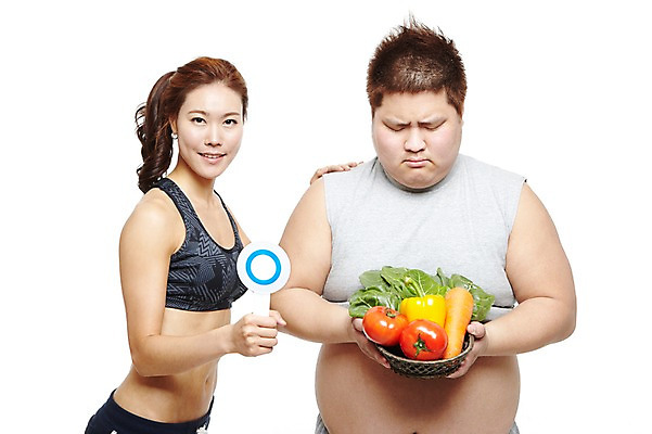 포토 JPG 스튜디오촬영 라이프스타일 여자 남자 음식 몸매관리 다이어트 토마토 채소 피망 실내 건강 식이요법 미소 웃음 들기 누끼 사람 동양인 상반신 20대 성인 두명 앞모습 옆모습 운동복 소쿠리 건강관리 당근 팻말 한국인 탱크톱 비만 트레이너 채식 개인지도 복부비만 뱃살 청년만 성인만 국내포토 옷 뷰포인트 상의 모션 뿌리채소 프레임 표정 관리 인종 청년 내부 생활 바구니 헬스 몸매 연습 파일형식