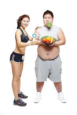 포토 JPG 스튜디오촬영 전신 라이프스타일 여자 남자 음식 운동화 몸매관리 다이어트 토마토 채소 피망 실내 건강 식이요법 서기 미소 웃음 들기 누끼 사람 동양인 20대 성인 두명 앞모습 옆모습 운동복 소쿠리 건강관리 당근 팻말 한국인 탱크톱 먹기 비만 트레이너 채식 개인지도 복부비만 뱃살 청년만 성인만 국내포토 옷 뷰포인트 신발 상의 모션 뿌리채소 프레임 표정 관리 인종 청년 내부 생활 바구니 헬스 몸매 연습 파일형식