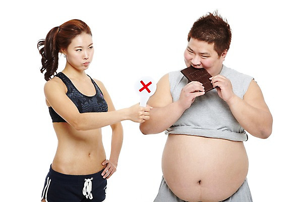 포토 JPG 스튜디오촬영 라이프스타일 여자 남자 음식 몸매관리 다이어트 실내 건강 들기 누끼 사람 동양인 상반신 20대 성인 두명 앞모습 운동복 건강관리 초콜릿 팻말 한국인 금지 X 탱크톱 먹기 비만 연습 트레이너 군것질 개인지도 고칼로리 복부비만 뱃살 청년만 성인만 국내포토 알파벳 옷 뷰포인트 상의 모션 디저트 프레임 관리 인종 청년 내부 생활 헬스 몸매 칼로리 파일형식