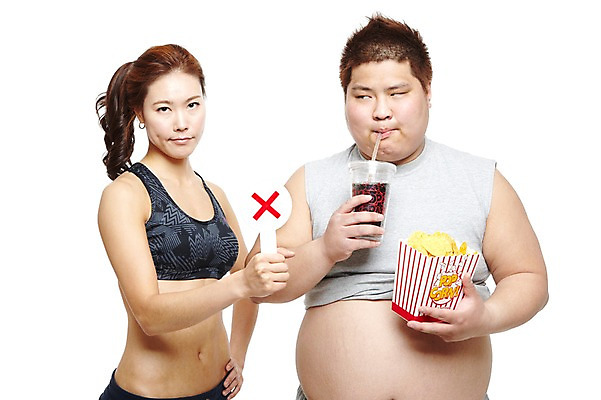 포토 JPG 스튜디오촬영 라이프스타일 여자 남자 음료 음식 몸매관리 다이어트 실내 건강 들기 누끼 사람 동양인 상반신 20대 성인 두명 앞모습 운동복 건강관리 팻말 한국인 금지 마시기 X 탱크톱 먹기 비만 연습 트레이너 콜라 군것질 개인지도 고칼로리 복부비만 뱃살 나초 나쵸 청년만 성인만 국내포토 알파벳 옷 뷰포인트 상의 모션 디저트 프레임 관리 인종 청년 내부 생활 헬스 몸매 탄산음료 칼로리 파일형식