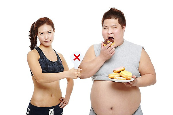 포토 JPG 스튜디오촬영 라이프스타일 접시 여자 남자 음식 빵 몸매관리 다이어트 실내 건강 들기 누끼 사람 동양인 상반신 20대 성인 두명 앞모습 운동복 건강관리 팻말 한국인 금지 도넛 X 탱크톱 먹기 비만 연습 트레이너 군것질 개인지도 고칼로리 복부비만 뱃살 청년만 성인만 국내포토 식기 알파벳 옷 뷰포인트 상의 모션 디저트 프레임 관리 인종 청년 내부 생활 헬스 몸매 칼로리 파일형식