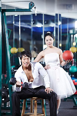 포토 JPG 라이프스타일 커플 여자 남자 한쌍 커플라이프 웨딩드레스 결혼 몸매관리 공 실내 건강 서기 미소 웃음 들기 사람 앉기 정장 턱시도 20대 성인 두명 앞모습 아웃포커스 운동 건강관리 운동기구 헬스 아령 헬스장 한국인 연습 메디슨볼 메디슨볼운동 청년만 성인만 국내포토 드레스 옷 뷰포인트 다이어트 관계 모션 촬영기법 표정 관리 동양인 이벤트 청년 내부 생활 파일형식