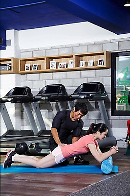 포토 JPG 전신 라이프스타일 여자 남자 엎드리기 포즈 운동화 몸매관리 실내 건강 사람 동양인 20대 성인 두명 옆모습 운동복 운동 건강관리 운동기구 헬스 헬스장 한국인 매트 목표 연습 트레이너 헬스동작 열정 런닝머신 개인지도 자세교정 폼롤러 청년만 성인만 국내포토 옷 감정 뷰포인트 신발 컨셉 다이어트 모션 관리 인종 청년 내부 생활 파일형식