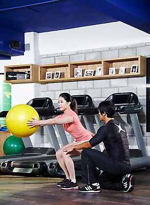 포토 JPG 전신 라이프스타일 여자 남자 포즈 운동화 몸매관리 공 실내 건강 서기 들기 사람 동양인 20대 성인 두명 옆모습 운동복 운동 건강관리 운동기구 헬스 헬스장 한국인 짐볼 구부린 목표 무릎꿇기 연습 트레이너 헬스동작 열정 런닝머신 개인지도 자세교정 청년만 성인만 국내포토 옷 감정 뷰포인트 신발 컨셉 다이어트 모션 관리 인종 청년 내부 생활 파일형식